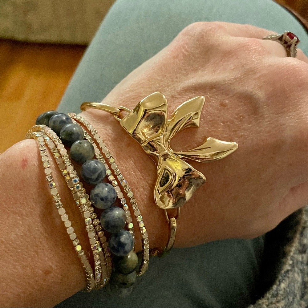 Elegant Bowknot Bracelet - 18K Golden Plated Zinc Alloy, Adjustable Design - Picture 4 of 4
